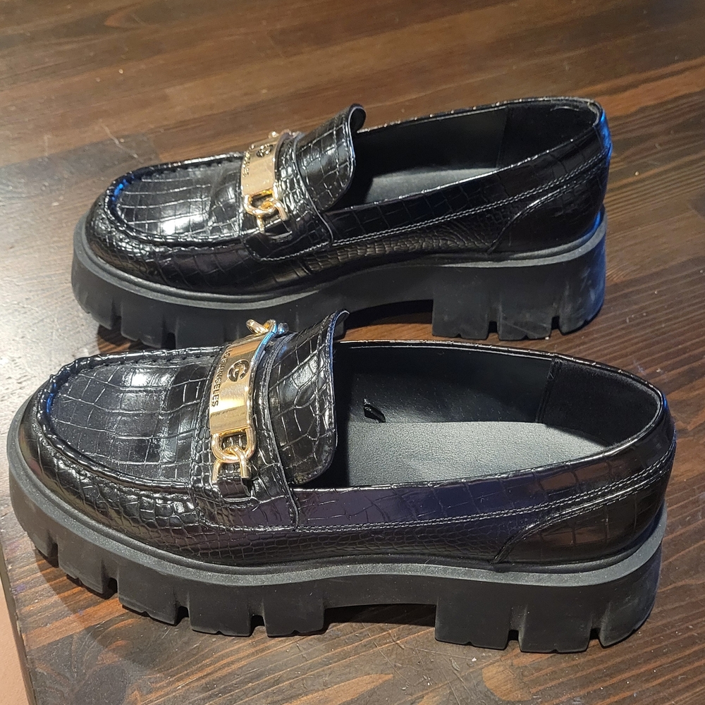 Elegant Black Crocodile Pattern Loafers with Gold Detail
